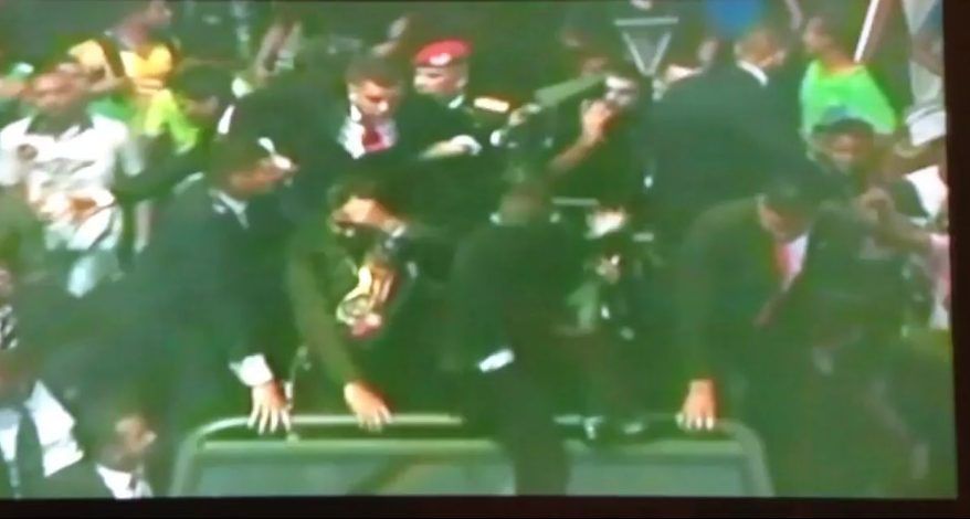 Lanzan objetos a Maduro durante recorrido por calles de Venezuela