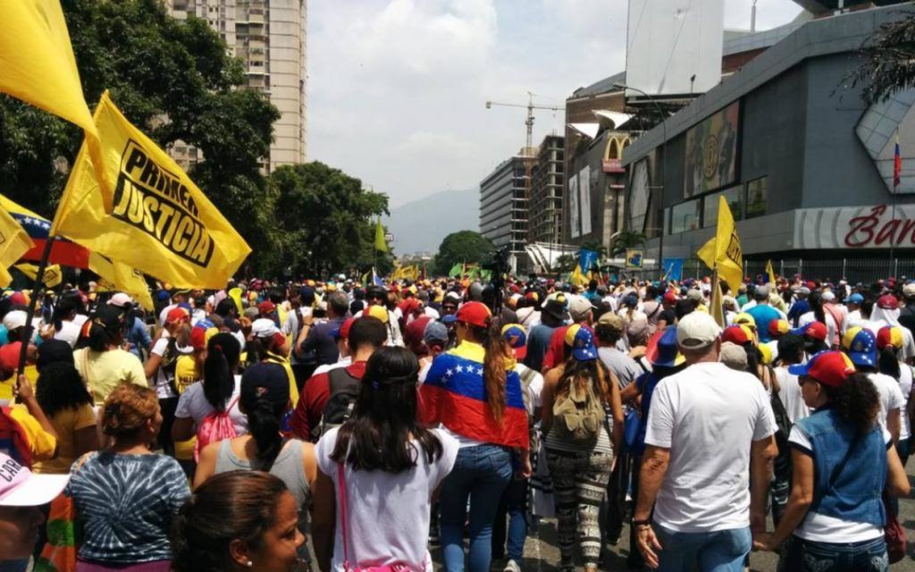 Marcha multitudinaria deja dos muertos en Venezuela - marcha-multitudinaria-vanazuela-por_puesto-1024x640