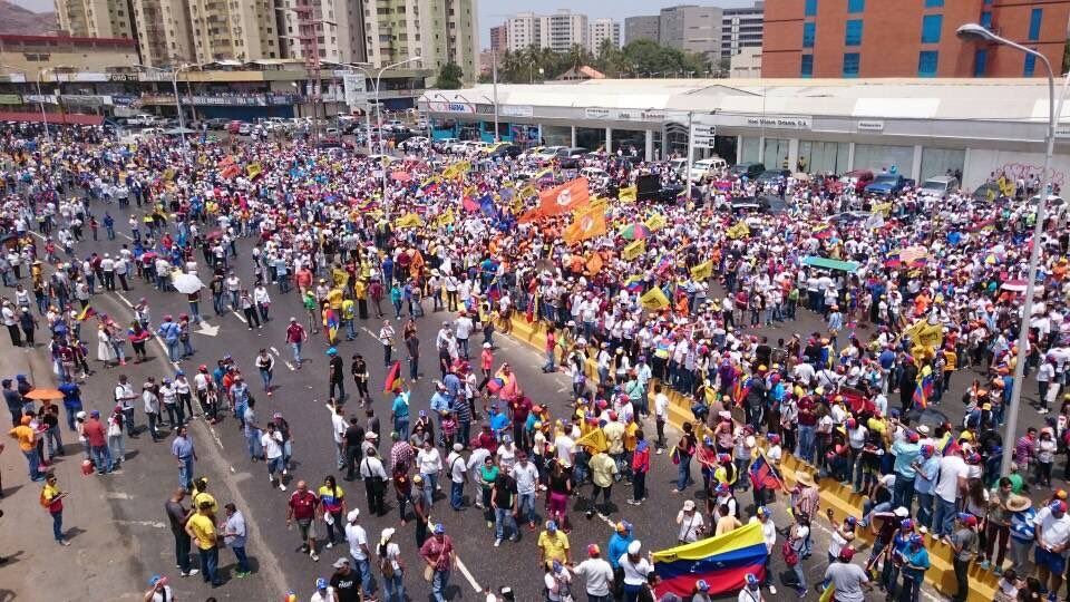 Marcha multitudinaria deja dos muertos en Venezuela - marcha-multitudinaria-vanazuela-vzlaep