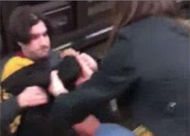 #Video Hombre rescata a joven inconsciente en el Metro de Nueva York