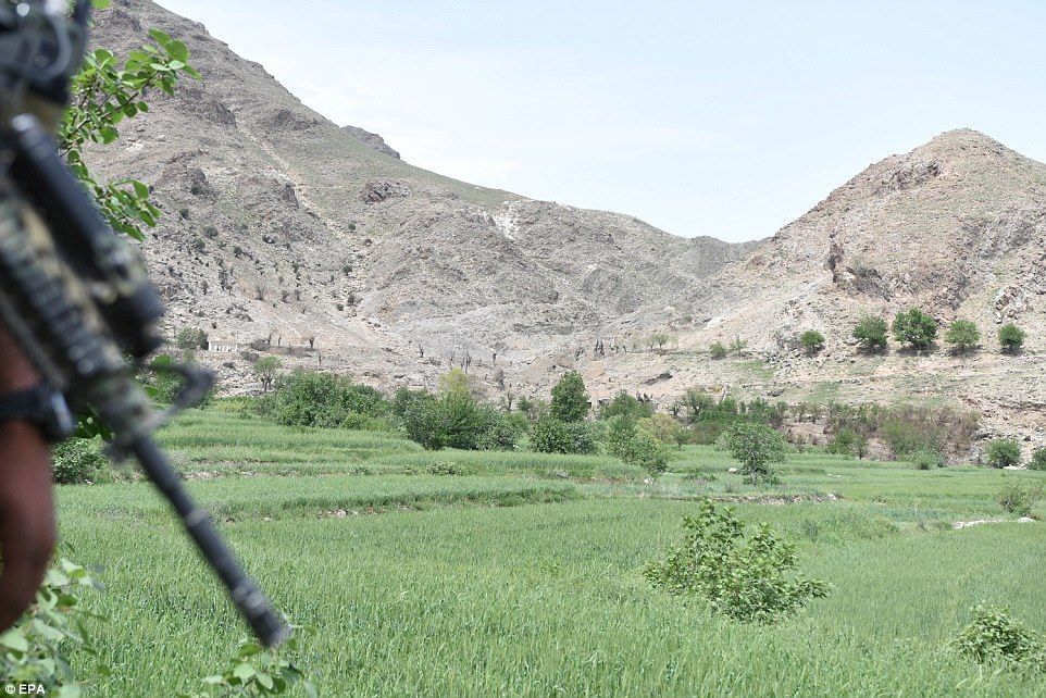 #Fotos Así quedó el sitio donde fue arrojada 'la madre de todas las bombas' - moab-5