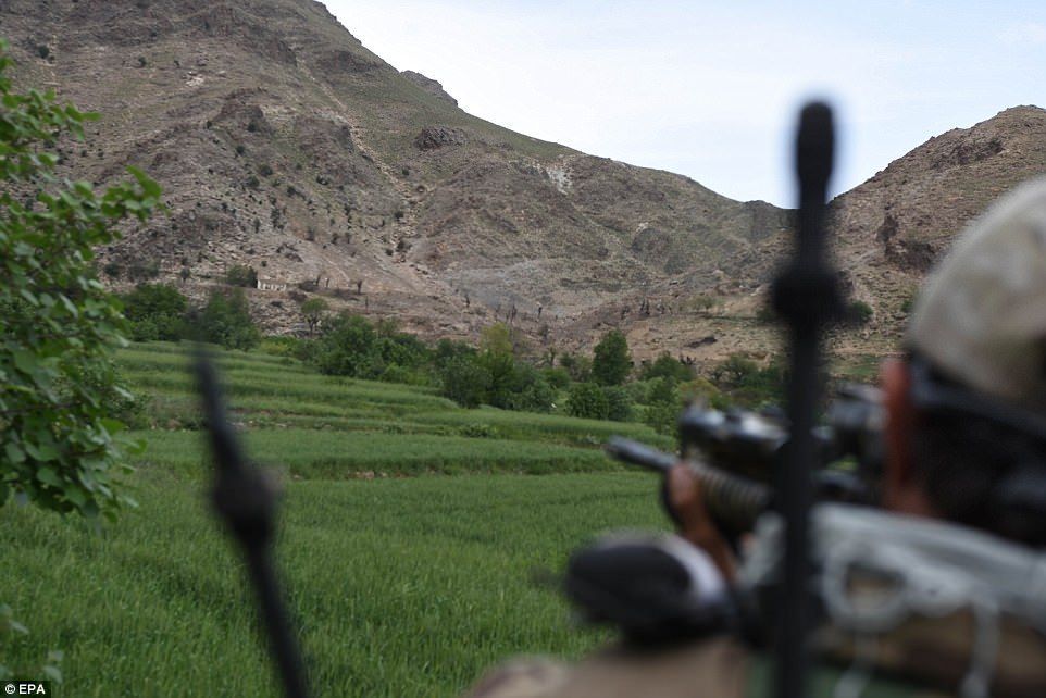 #Fotos Así quedó el sitio donde fue arrojada 'la madre de todas las bombas' - moab-9