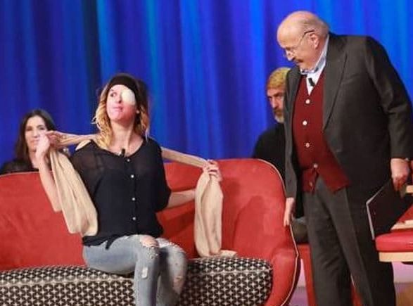 Primera aparición en público de la modelo desfigurada con ácido - modelo-italiana-2