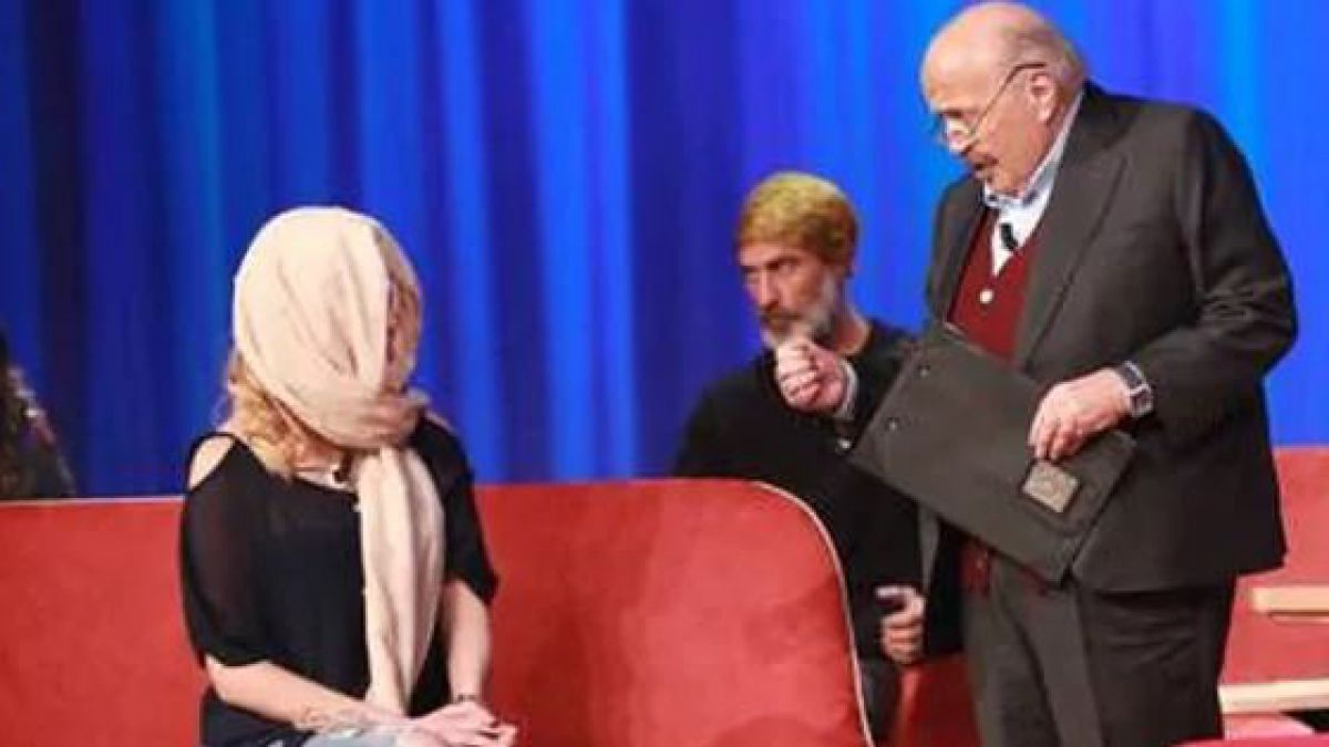 Primera aparición en público de la modelo desfigurada con ácido - modelo-italiana