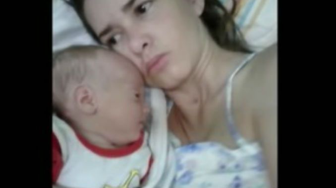 Mujer sale de coma y conoce a su hijo de tres meses Mujer sale de coma y conoce a su hijo de tres meses