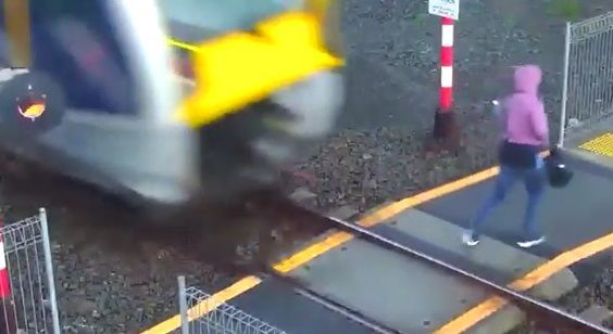 #Video Mujer se salva de ser arrollada por tren