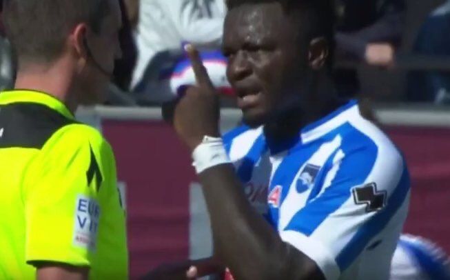 #Video Árbitro amonesta a jugador por quejarse de gritos racistas - muntari-arbitro