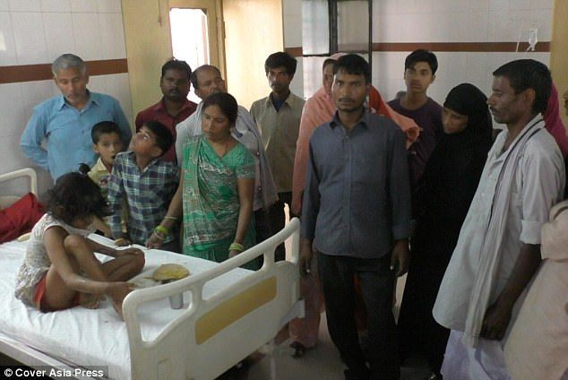 #Video Rescatan a niña viviendo con monos en bosque de India - niña-mono-2