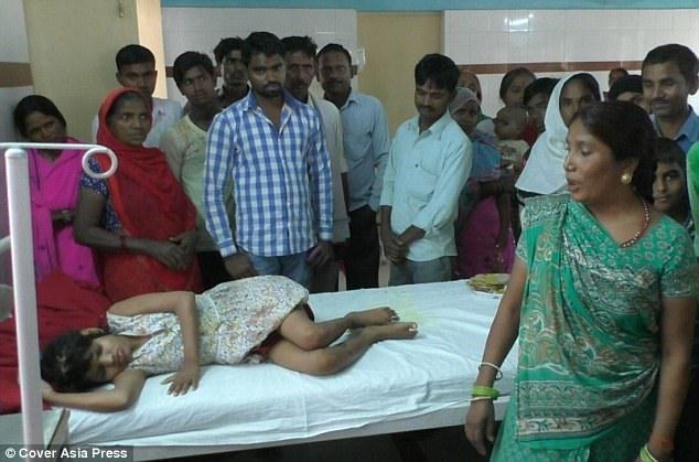 #Video Rescatan a niña viviendo con monos en bosque de India - niña-mono-6