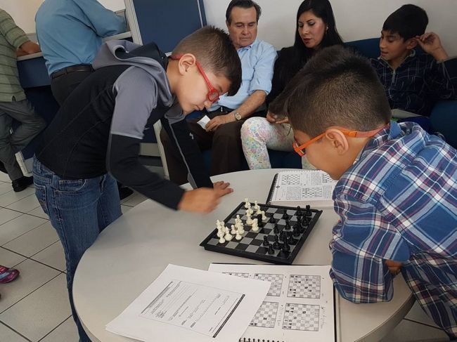 Niños de Morelia botean para acudir a competencia de ajedrez en Costa Rica