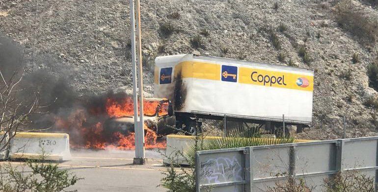 Normalistas incendian dos camiones sobre la Autopista del Sol - normalistasquemancamion