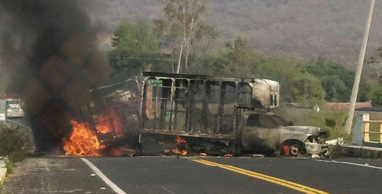Normalistas incendian dos camiones sobre la Autopista del Sol