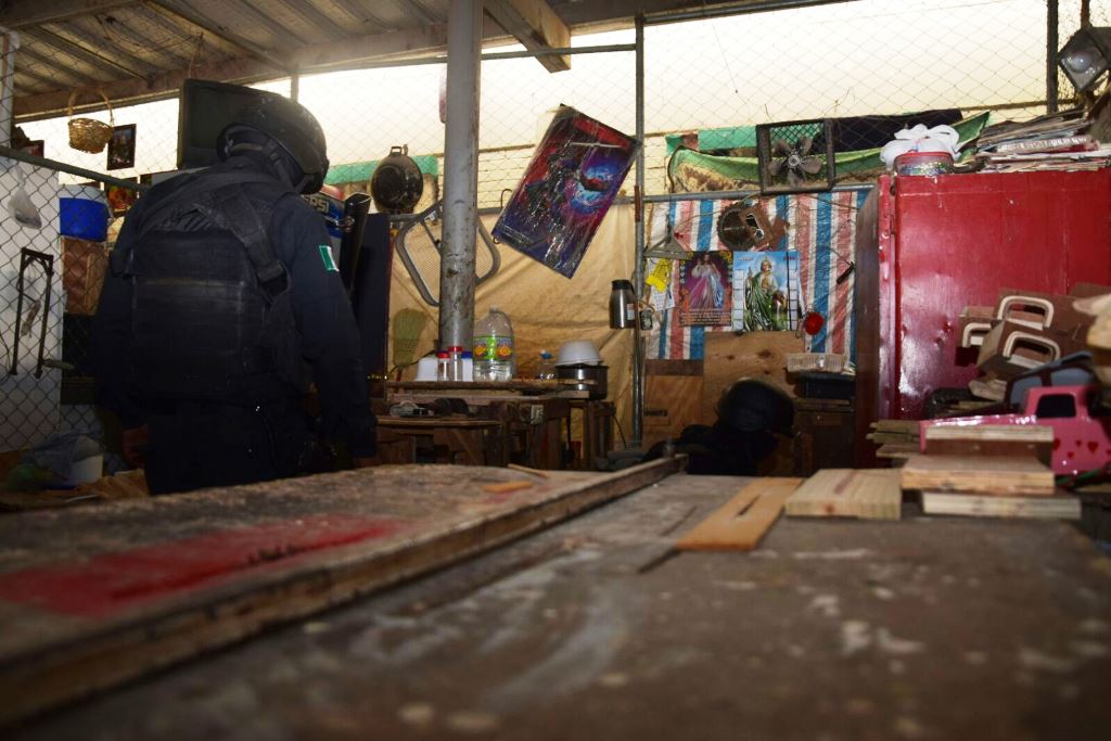 Incautan armas, droga, celulares y gallos de pelea en cárcel de Tamaulipas - nuevo-laredo-4