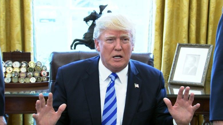 Trump mantiene su amenaza sobre Obamacare