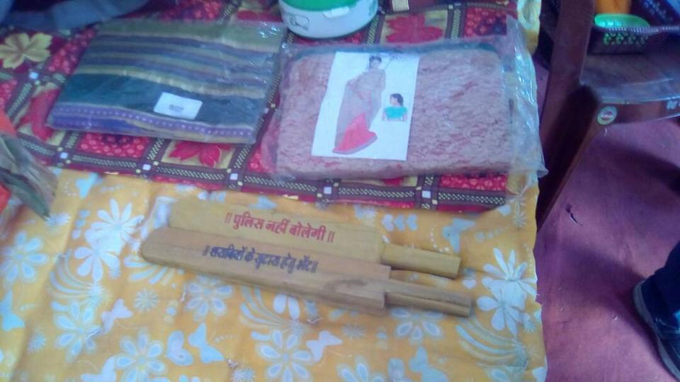 Ministro en India regala palos para que mujeres se defiendan de maridos alcohólicos - palos-de-madera