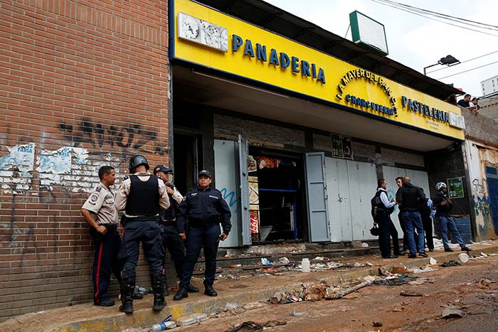Saqueos dejan 10 muertos en Venezuela - panaderia-venezuela1