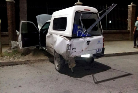 Mujer impacta su camioneta contra panteón en Coahuila