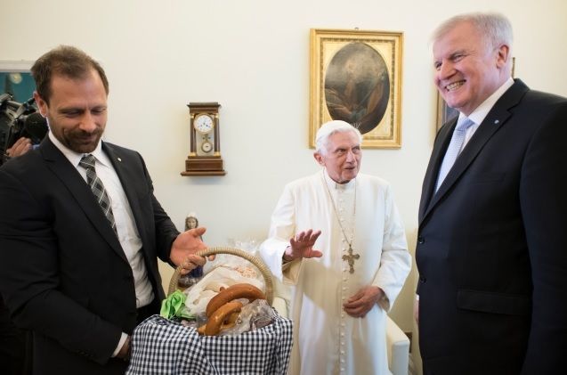 Benedicto XVI celebra con cerveza y pretzels su cumpleaños