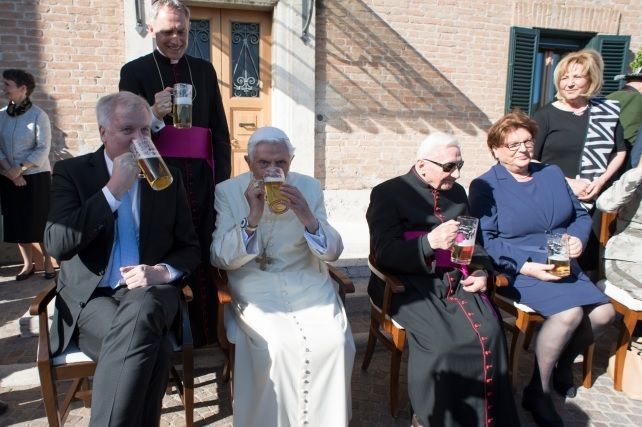 Benedicto XVI celebra con cerveza y pretzels su cumpleaños - papa-I