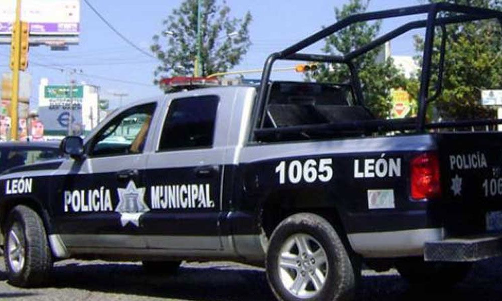 Patrulla de refuerzos se incendia durante ataque a policías en León
