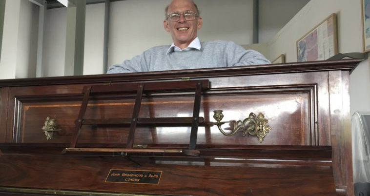 Encuentran monedas de oro en un piano