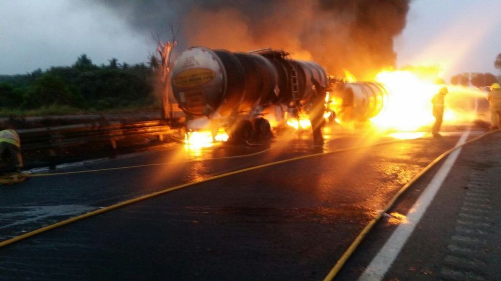 Pipa vuelca en autopista de Veracruz - pipa-1024x576