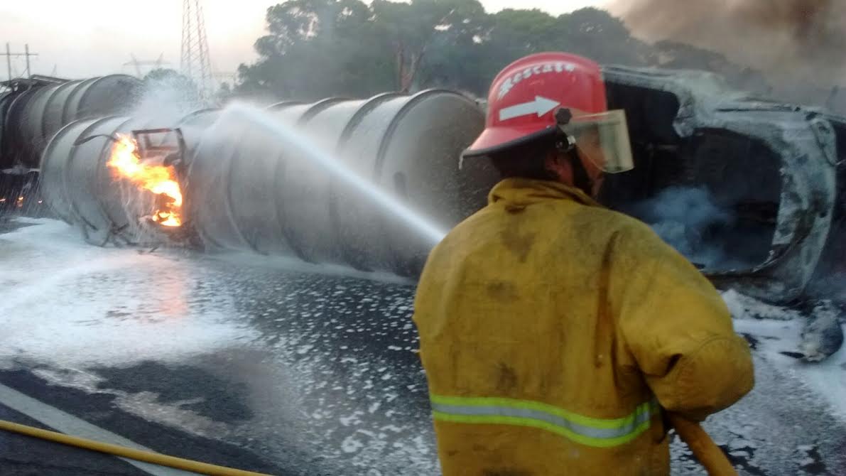 Pipa vuelca en autopista de Veracruz Pipa vuelca en autopista de Veracruz