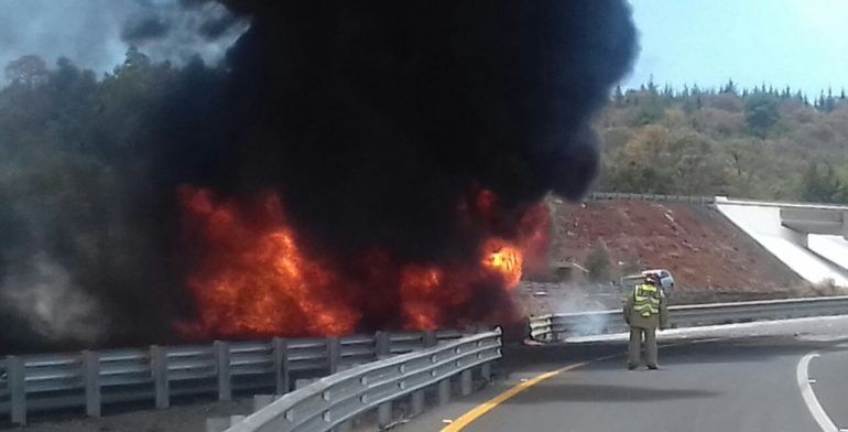 Pipa se incendia tras volcar en Autopista Siglo XXI