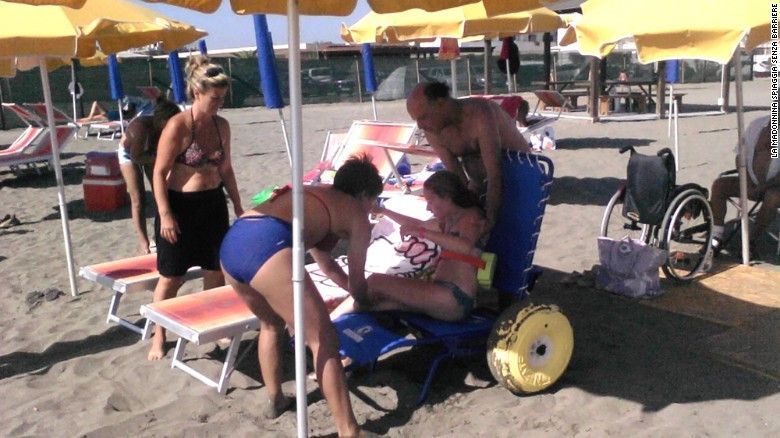 Francisco pagó la renta de una playa privada para personas con discapacidad - playa-lamadonnia