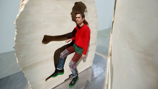 Artista logra empollar nueve huevos de gallina - poincheval2ew