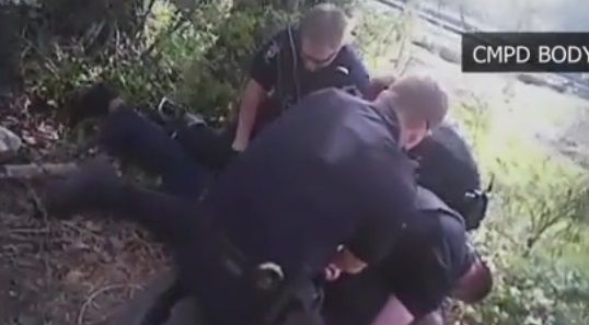 #Video Policía amenaza de muerte a hombre desarmado