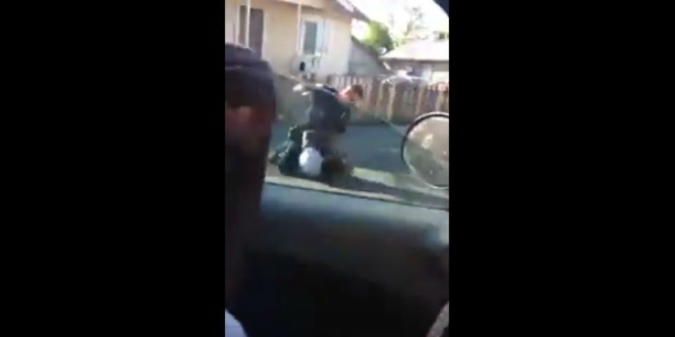 #Video Policía golpea ciudadano negro que cruzaba la calle en zona residencial #Video Policía golpea ciudadano negro que cruzaba la calle en zona residencial