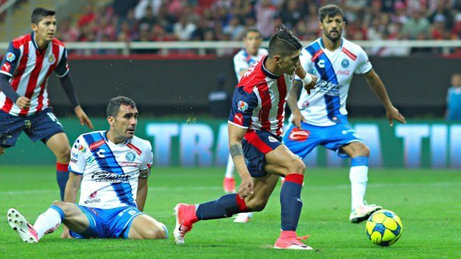 Error de Campestrini le da triunfo de último minuto a Chivas - pulido-chivas-puebla
