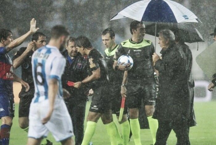 #Video Joven decide 'surfear' en la calle - racing-tigre