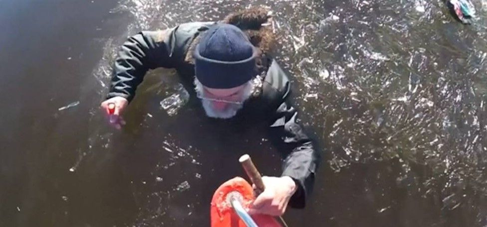 #Video Hombre queda atrapado en aguas heladas