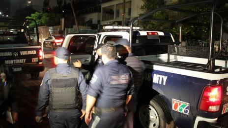 Balean a policía en Monterrey durante robo