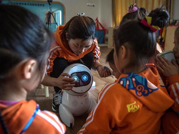 Robots en China cuidan de ancianos y niños - robots-6
