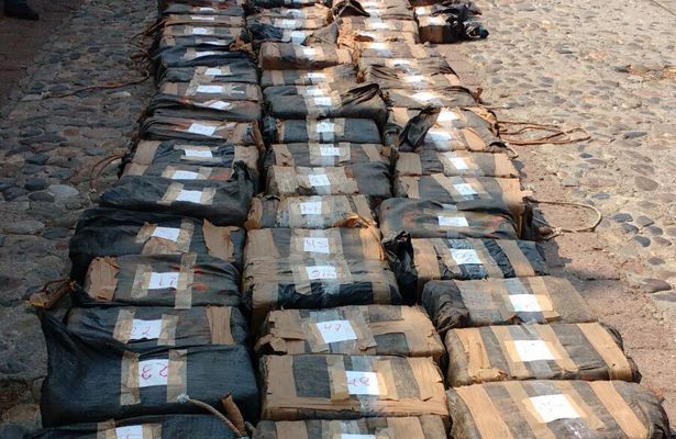 Marina detiene a ocho con 81 bultos de cocaína en costas de Oaxaca