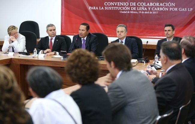 Firman acuerdo para bajar precios de gas en zonas marginadas