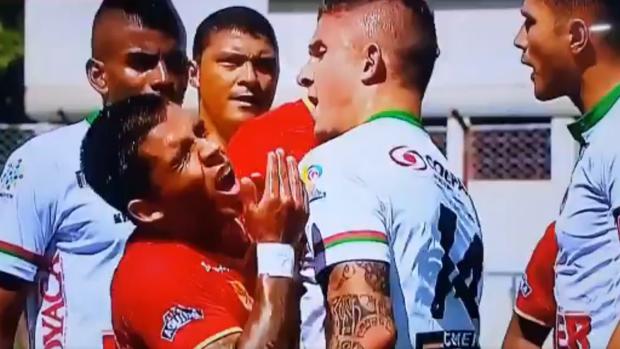 #Video Jugador se pega a sí mismo para simular falta