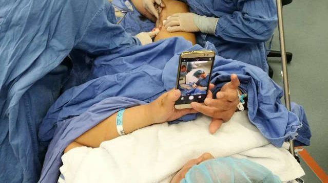 Permitieron que mujer usara su celular mientras era sometida a cirugía