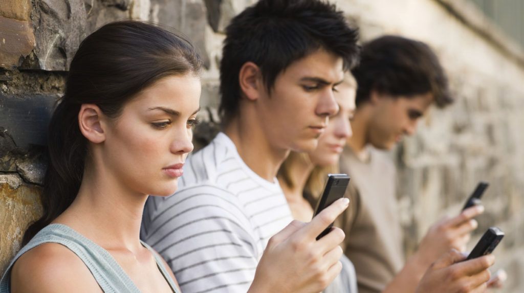 Más del 60 por ciento de mexicanos depende de su smartphone: estudio - smartphones-e1491230105812-1024x573