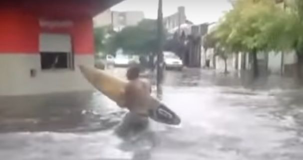 #Video Joven decide ‘surfear’ en la calle