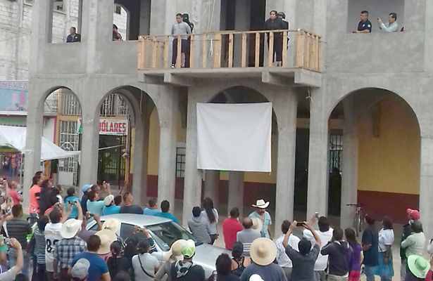 Pobladores toman palacio municipal en Hidalgo