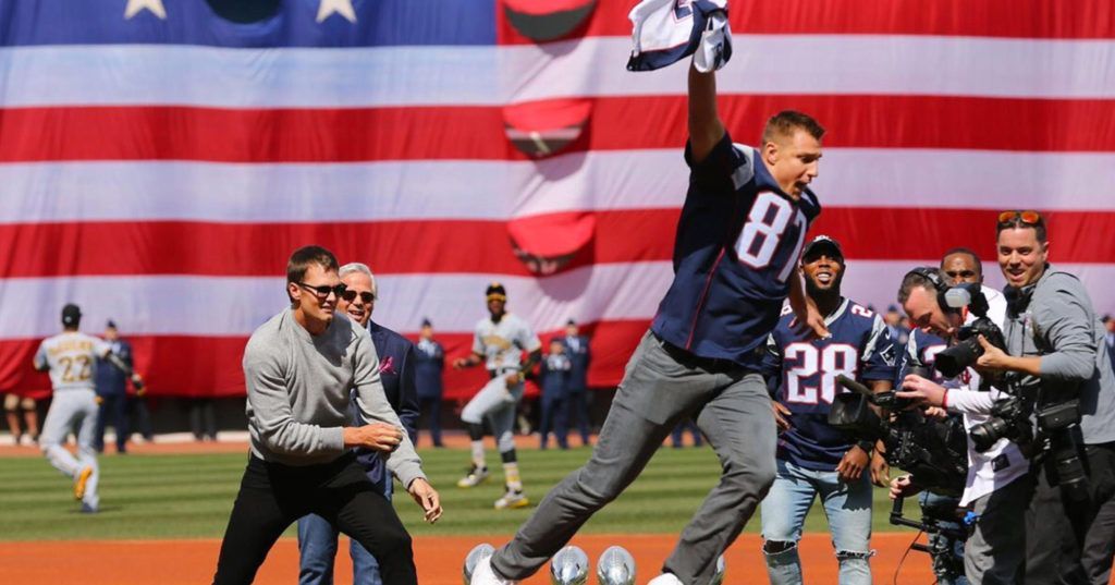 Rob Gronkowski le “roba” el jersey a Tom Brady