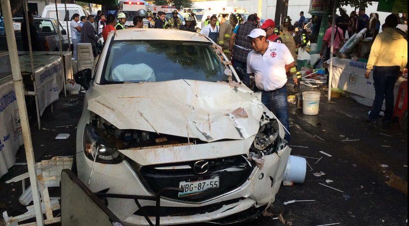 Conductor pierde el control de su coche y se estrella contra tianguis