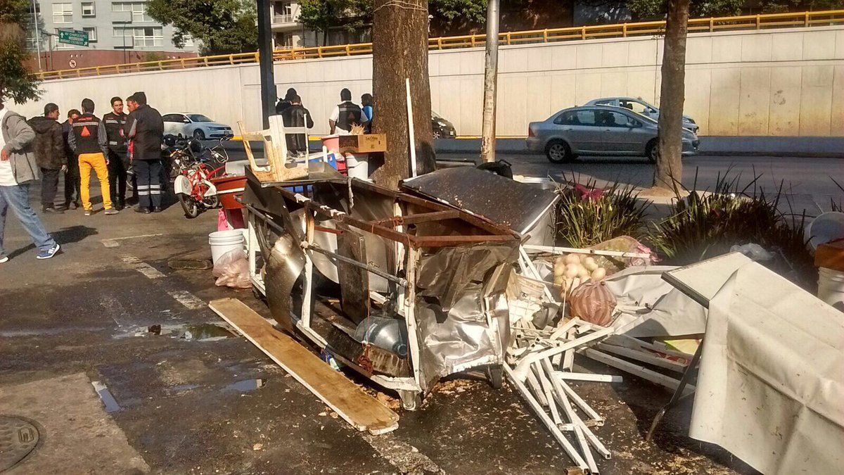 Conductor pierde el control de su coche y se estrella contra tianguis - tianguis