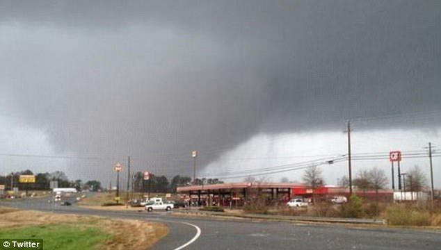 Tormentas en el sureste de EE.UU. dejan siete muertos y 50 heridos