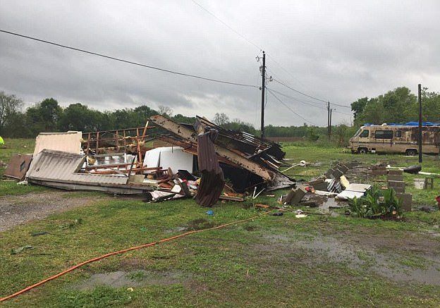 Tornado mata a mujer y a su hijo en Estados Unidos - tornado1-e1491171387684