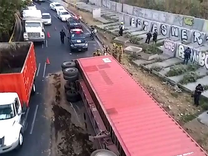 Vuelca tráiler con madera en Periférico - trailer-madera-2